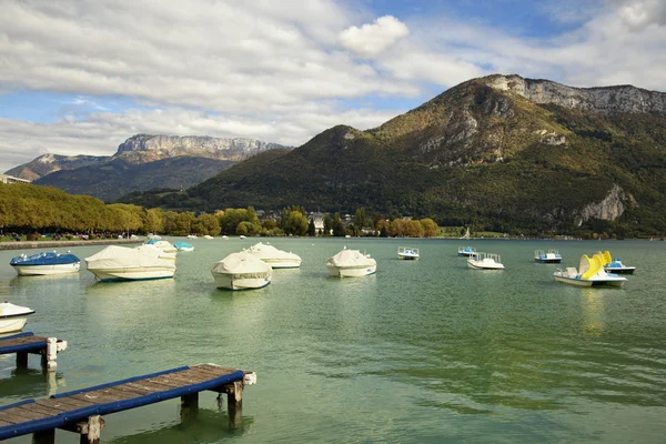 Bateaux à rames sur le canal d'Annecy — Photo