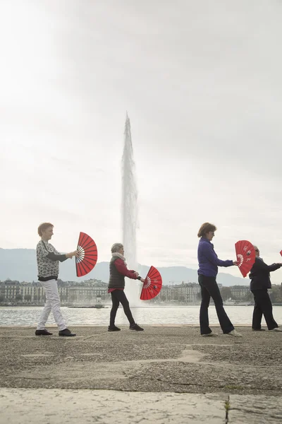 People doing tai chi in a park — Stock Photo, Image