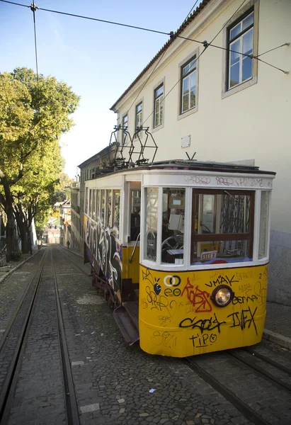 在葡萄牙波尔图举行的黄色缆车 — 图库照片