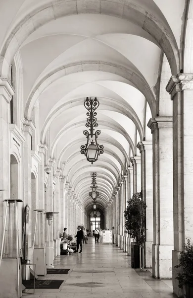 Arcadas na praça do comércio em Lisboa, Portugal — Fotografia de Stock
