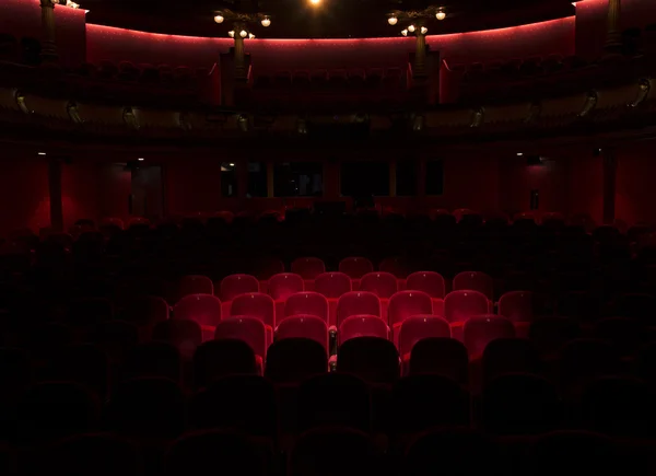 Sièges rouges dans un théâtre — Photo