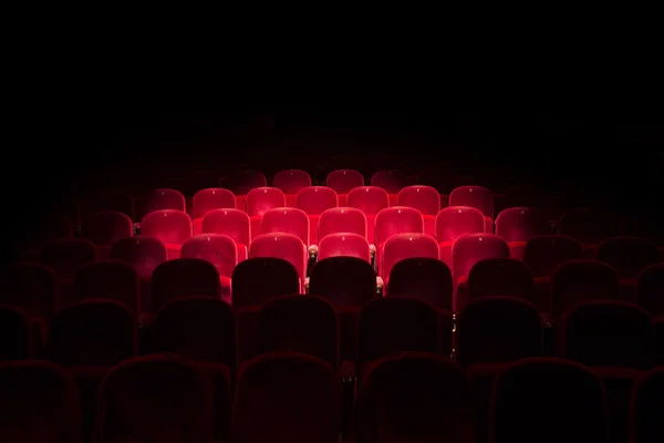 Lampjes op rode zetels in een theater — Stockfoto