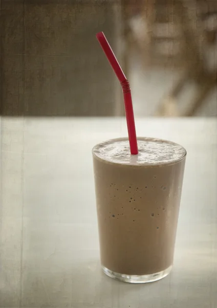 Milkshake de chocolate em um copo — Fotografia de Stock