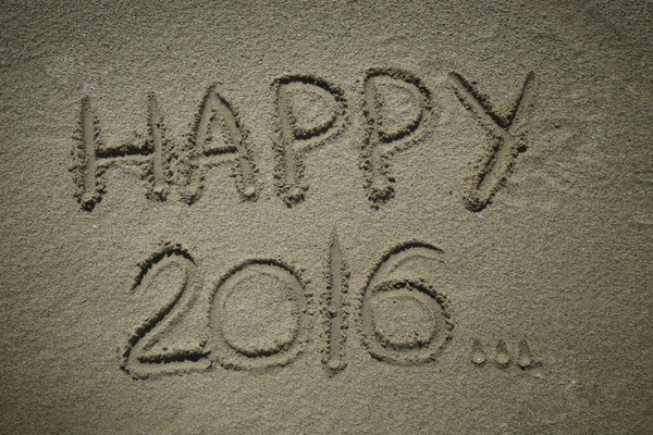 Счастливый 2016 год в песке — стоковое фото