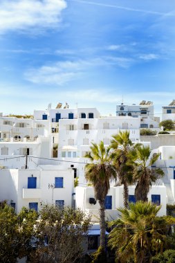 Yunanistan'da mavi bir gökyüzü beyaz evler