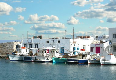 Tilt etkisi: Paros, Yunanistan ile iskelede tekneler