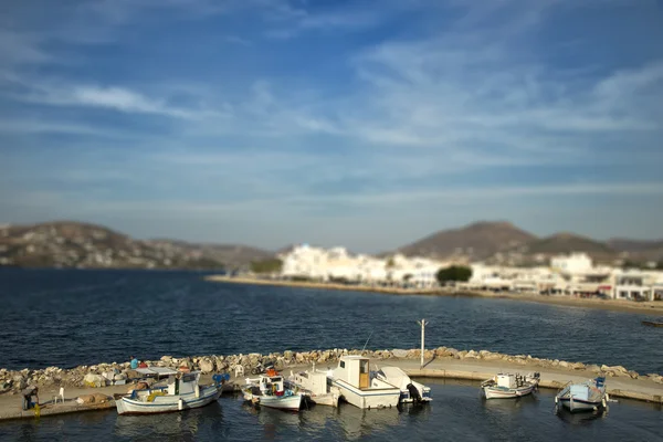 Båtar vid bryggan med tilt effekt i Paros, Grekland — Stockfoto