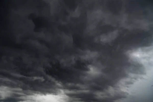 Dunkle Gewitterwolken Mit Hintergrund Dunkle Wolken Vor Einem Gewitter — Stockfoto