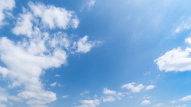 Açık mavi gökyüzü arkaplanı, arka planda bulutlar.