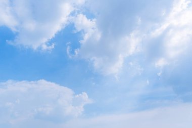 Açık mavi gökyüzü arkaplanı, arka planda bulutlar.