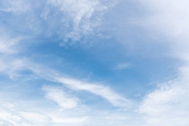 Açık mavi gökyüzü arkaplanı, arka planda bulutlar.