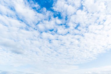Açık mavi gökyüzü arkaplanı, arka planda bulutlar.