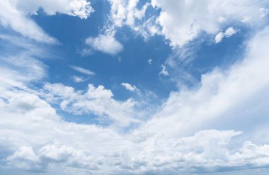 Açık mavi gökyüzü arkaplanı, arka planda bulutlar.