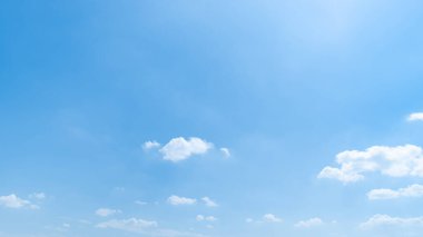 Açık mavi gökyüzü arkaplanı, arka planda bulutlar.