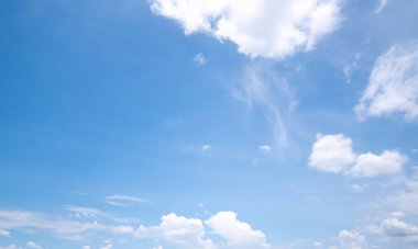 Açık mavi gökyüzü arkaplanı, arka planda bulutlar.