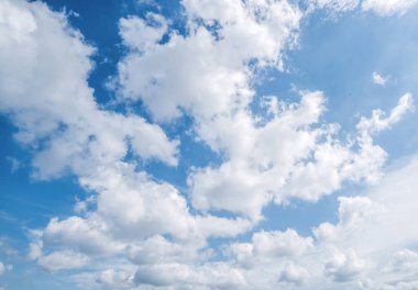 Açık mavi gökyüzü arkaplanı, arka planda bulutlar.