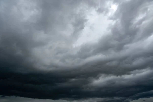 Dunkle Gewitterwolken Mit Hintergrund Dunkle Wolken Vor Einem Gewitter — Stockfoto