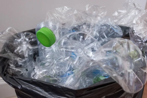 Plastové Láhve Černých Pytlích Odpadky Čekající Recyklaci — Stock fotografie