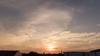 Gün batımı bulutlu gökyüzü, arka planda bulutlar. 