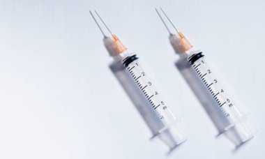 Beyaz arka plan üzerinde Hipodermik İğne (enjeksiyon iğne) 