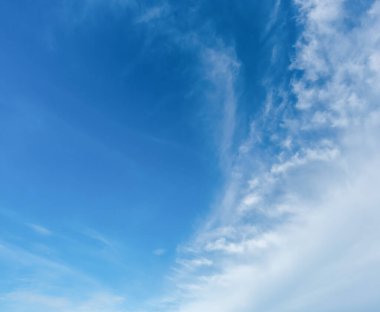 Açık mavi gökyüzü arkaplanı, arka planda bulutlar.