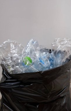 Plastik şişeler geri dönüşümü bekliyor..