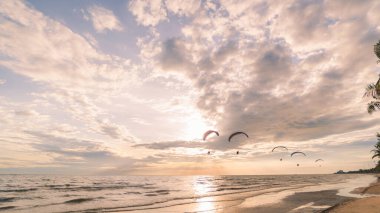  Gün batımının panoramik görüntüsü altın ve mavi gökyüzü doğa arka planı.