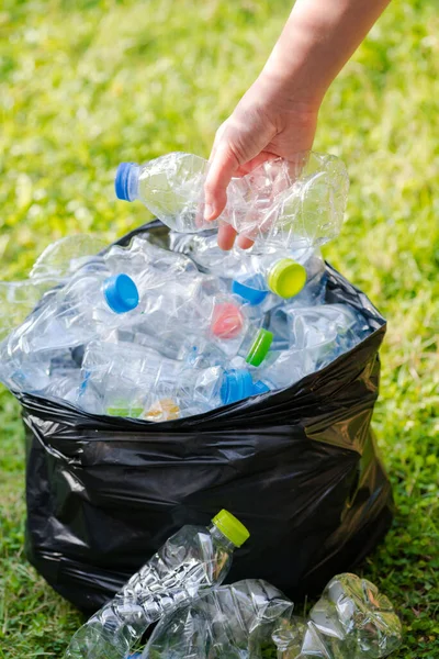 Plastik şişeler geri dönüşümü bekliyor..