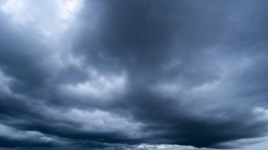 Arka planda kara fırtına bulutları, fırtına öncesi kara bulutlar..