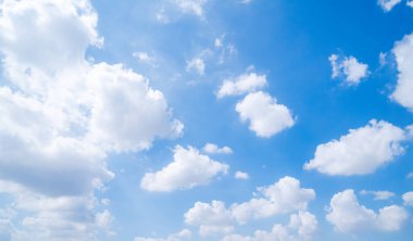  Açık mavi gökyüzü ve bulutların panoramik görüntüsü, arka planda bulutlar.