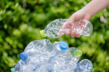 Plastik şişeler geri dönüşümü bekliyor..