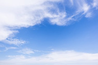 Açık mavi arkaplan, arka planda bulutlar, küçük bulutlu mavi gökyüzü arkaplanı. Mavi gökyüzünde beyaz kabarık bulutlar. 