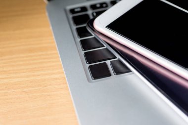 telefon ve tablet arka plan ile bir klavye bilgisayarın kapat