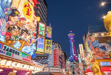  Shinsekai, Osaka 'nın ünlü mutfak bölgesi, Tsutenkaku Kulesi' nden yüksek bir manzara sunar, Shinsekai (Yeni Dünya) Güney Osaka şehrinin 