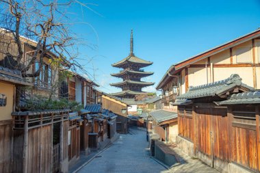 Gion, bölge gezginlerin ve ziyaretçilerin ihtiyaçlarını karşılamak için kuruldu. Sonunda Japonya 'nın en seçkin ve tanınmış geyşa bölgelerinden biri haline geldi.