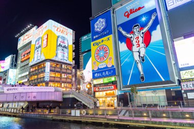 Osaka, Japonya. 17 Aralık: Dotonbori, Japonya 'nın Osaka şehrindeki Dotonbori' nin en ünlü gece hayatı ve turist besin bölgesi..