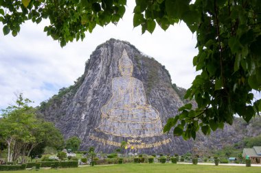 Buda Dağı veya Khao Chi Chan, Tayland 'ın Chonburi kentindeki Pattaya şehrinde 109 m, 358 ft büyüklüğündeki bir Pattaya simgesi haline gelen bir kireçtaşı tepe.