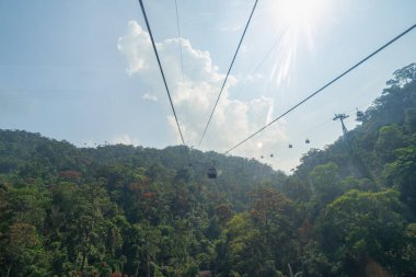 Cable car sis. Güzel doğa iz (da nang, vietnam)