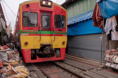 Samut Songkhram, Tayland 'daki Maeklong Demiryolu Pazarı (Talad Rom Hoop).