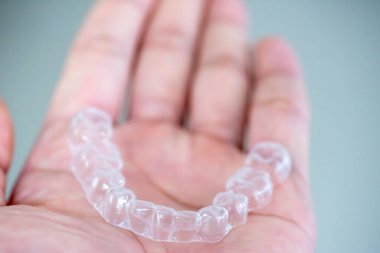  Ağızda beyaz bir arka planda ayar cihazı var. (geçersiz)