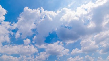 Açık mavi arkaplan, arka planda bulutlar, küçük bulutlu mavi gökyüzü arkaplanı. Mavi gökyüzünde beyaz kabarık bulutlar. 