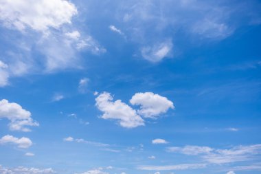 Açık mavi arkaplan, arka planda bulutlar, küçük bulutlu mavi gökyüzü arkaplanı. Mavi gökyüzünde beyaz kabarık bulutlar. 