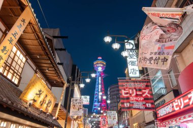 Osaka, Japonya -2 Aralık - Shinsekai ünlü aşçılık bölgesi Osaka, Tsutenkaku Kulesi 'nden gökdelen manzarası sunar, Shinsekai (Yeni Dünya) Güney Osaka' nın şehir merkezi Minami 'nin hemen yanında yer alan eski bir mahalledir..