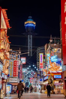 Osaka, Japonya -2 Aralık - Shinsekai ünlü aşçılık bölgesi Osaka, Tsutenkaku Kulesi 'nden gökdelen manzarası sunar, Shinsekai (Yeni Dünya) Güney Osaka' nın şehir merkezi Minami 'nin hemen yanında yer alan eski bir mahalledir..