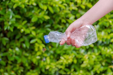 Plastik şişeler geri dönüşümü bekliyor..