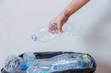 Plastik şişeler geri dönüşümü bekliyor..