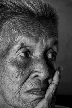 Yalnız üst düzey kadın, yaşlı, yaşlı kadın, onun yüz, insan yüz ifadeleri kapsayan duygular, düşünceli, portre üzgün depresif, bekle, kasvetli, endişeli,