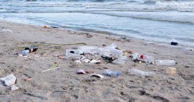 Kirli deniz kumlu kıyı, çevresel kirlilik, okyanustaki plastik su şişeleri kirliliği (Deniz enkazı)