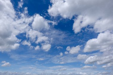 Açık mavi arkaplan, arka planda bulutlar, küçük bulutlu mavi gökyüzü arkaplanı. Mavi gökyüzünde beyaz kabarık bulutlar. 