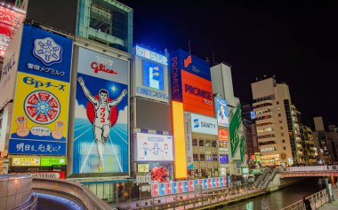 Osaka, Japonya. 17 Aralık: Dotonbori, Japonya 'nın Osaka şehrindeki Dotonbori' nin en ünlü gece hayatı ve turist besin bölgesi..